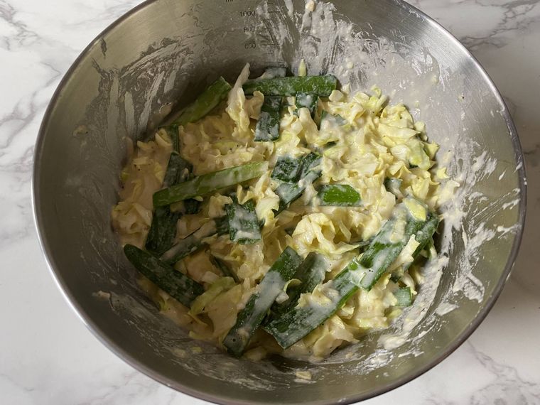 生地を混ぜ合わせた写真