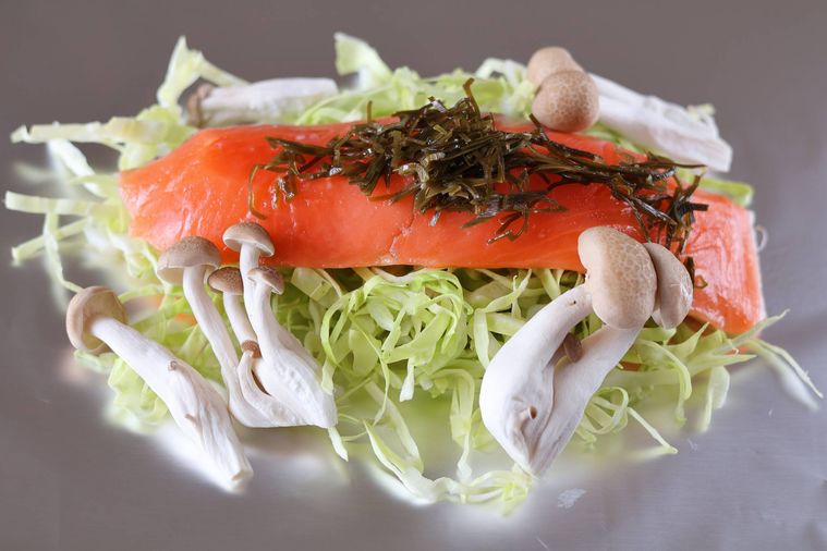 アルミホイルに野菜と酒がのっている