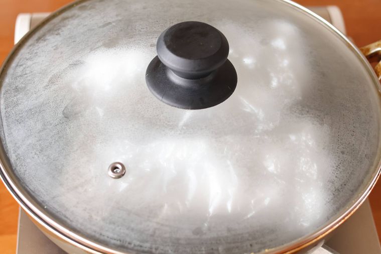 フライパンでホイル包みを蒸している