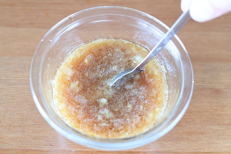 たれを混ぜている