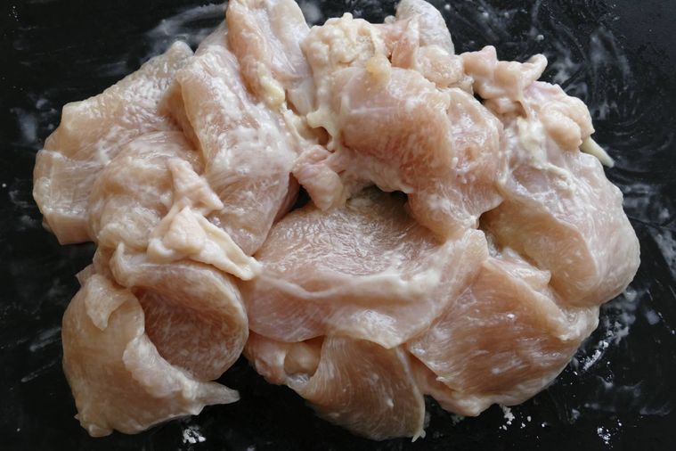 鶏むね肉に薄力粉をまぶした様子