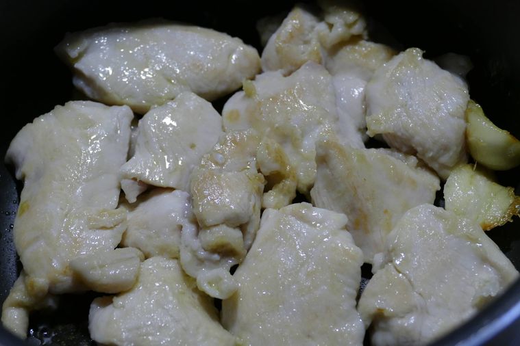 鶏むね肉の表面を焼く様子