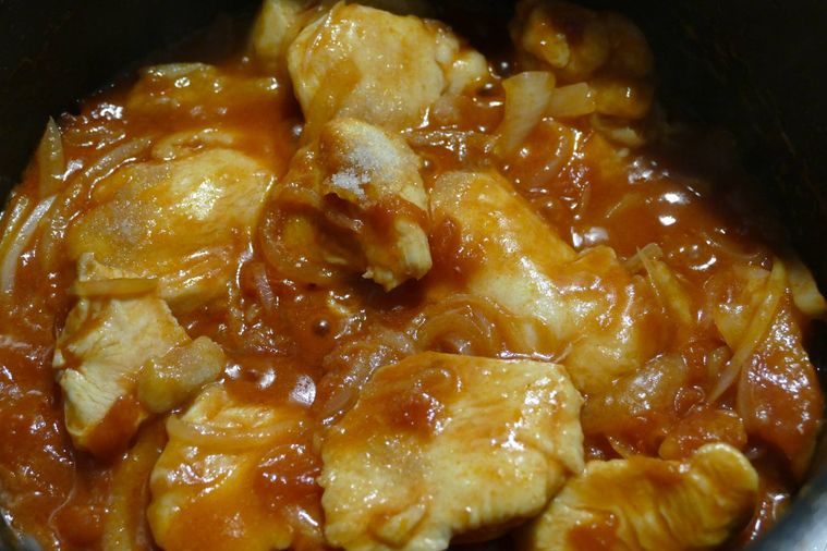 鶏むね肉とカットトマト缶を煮込む様子