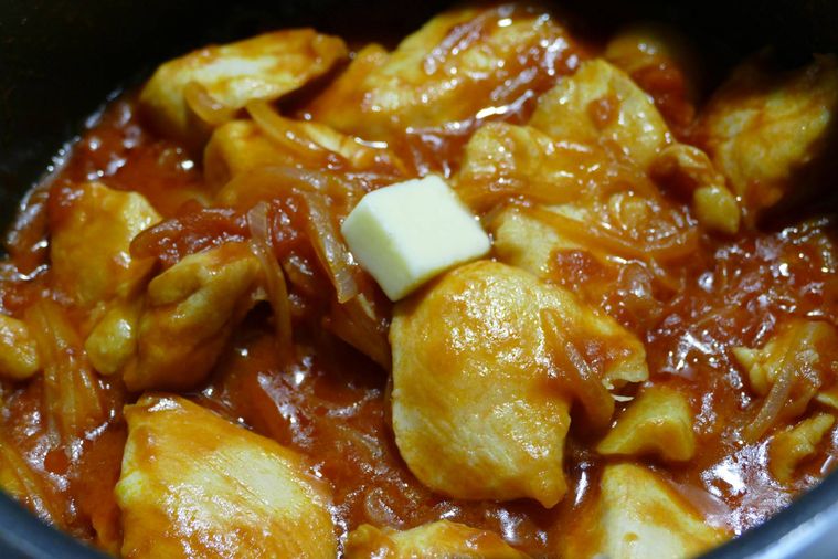 鍋に塩とバターを加えた様子