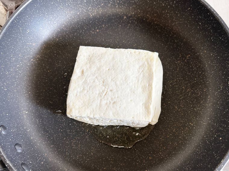 フライパンで木綿豆腐を焼く様子