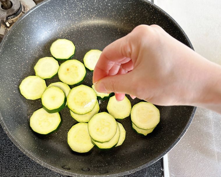 ズッキーニに塩をふる様子