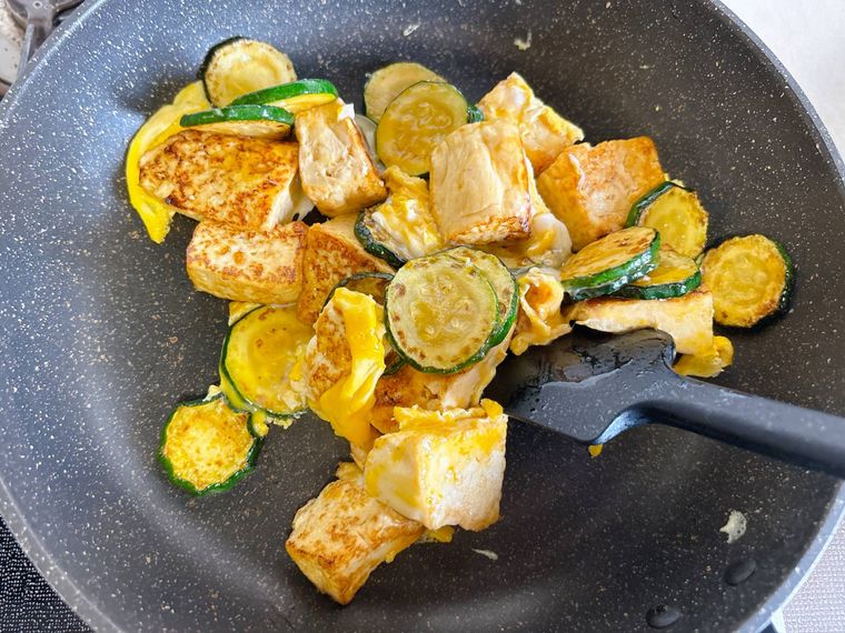 ゴムベラで全体を混ぜる様子