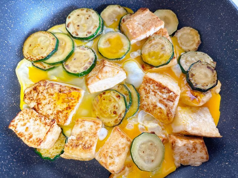 余熱で火を通している様子