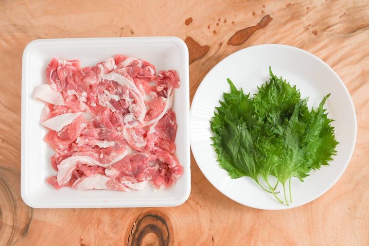 下準備をした豚こま肉と大葉