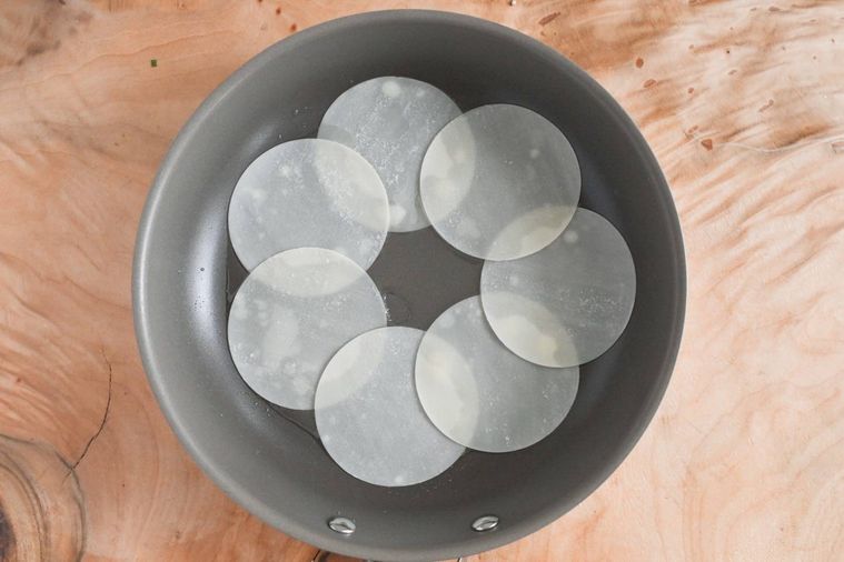 フライパンに入った餃子の皮