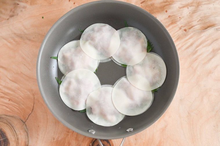 フライパンに入った大葉餃子