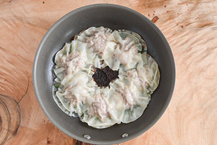 フライパンに入った完成した大葉餃子