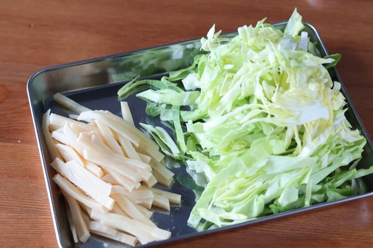 切ったキャベツとたけのこがバットにのっている