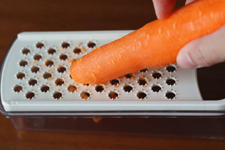 にんじんをすりおろしている