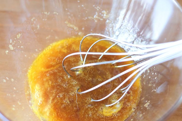 ボウルで卵と砂糖を混ぜている