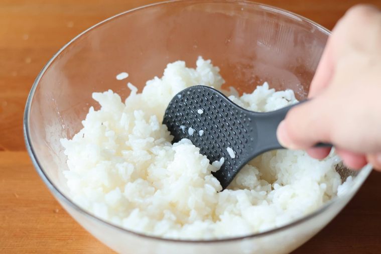 ご飯にすし酢を混ぜている
