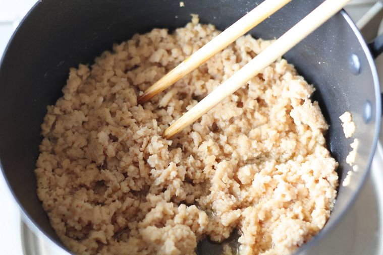 鶏ひき肉をそぼろにしている