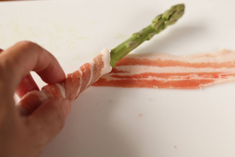 アスパラに豚肉を巻いている
