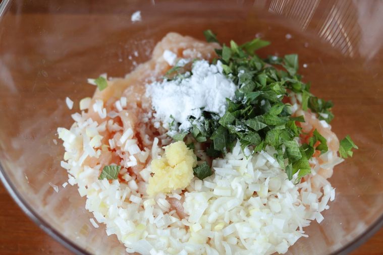 ボウルにつくねの材料が入っている