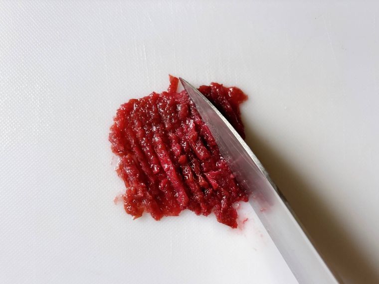 梅干しを包丁で叩く様子