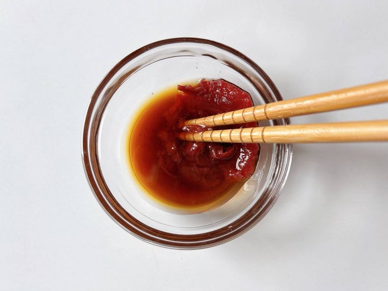 器に入れた調味料と梅肉を混ぜる様子