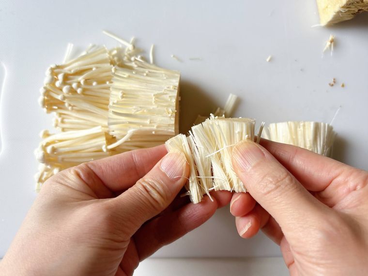 えのきだけをほぐす様子