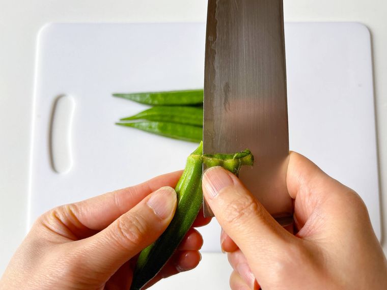 オクラのガクをむく様子