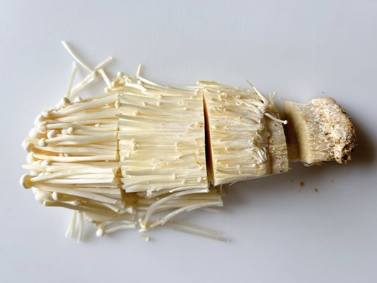 えのきだけをカットした様子