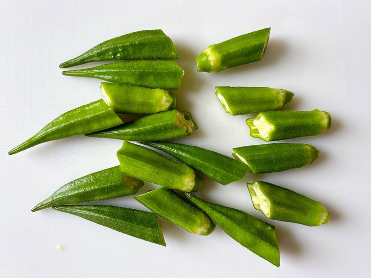 半分にカットしたオクラ