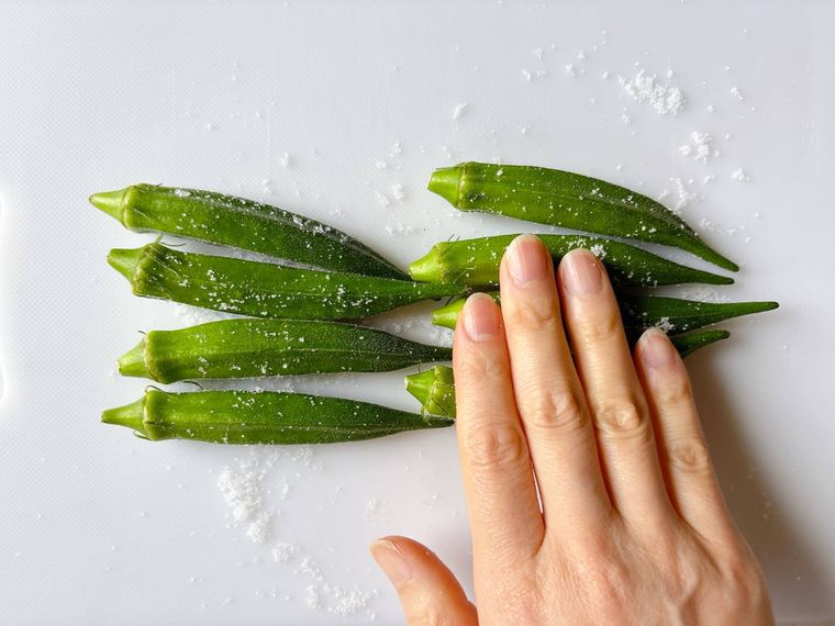 オクラを板ずりする様子