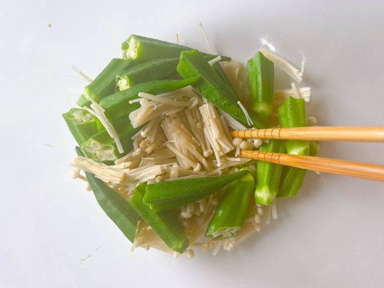 オクラとえのきだけをほぐす様子