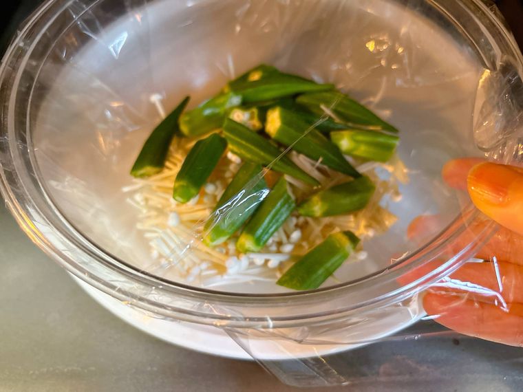 えのきだけとオクラは入ったボウルにラップをして電子レンジにかける様子