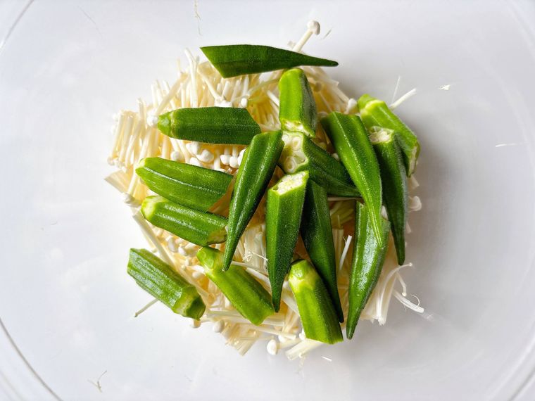 耐熱ボウルにえのきだけとオクラをのせたもの