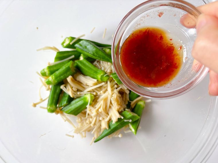 梅だれをオクラとえのきだけにかける様子