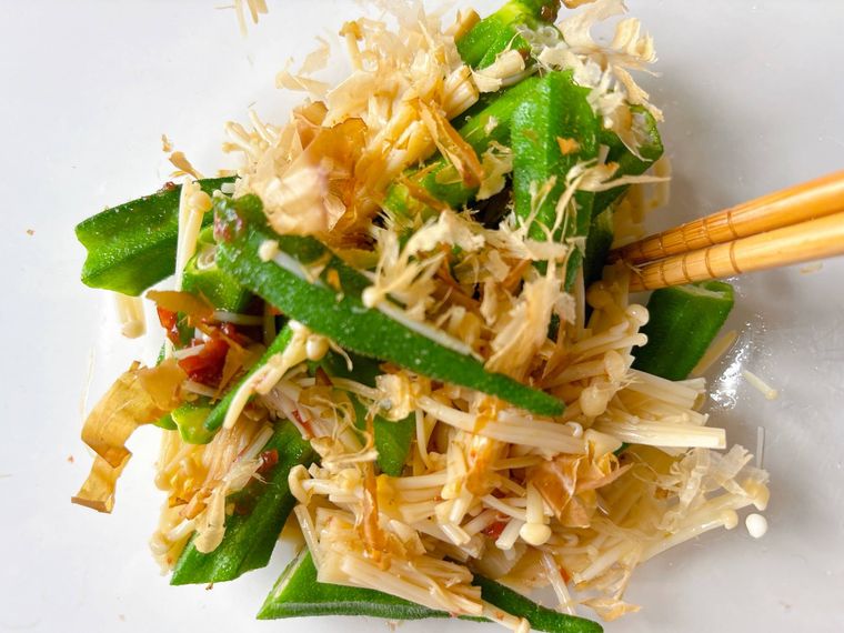 オクラとえのきだけにかつおぶしを加えて和える様子