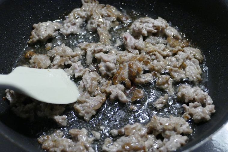 豚ひき肉をほぐしながら炒める様子