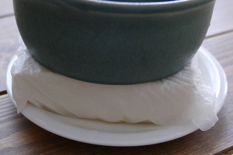 豆腐を水切りしている様子