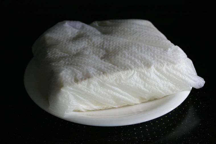 豆腐を水切りしている様子