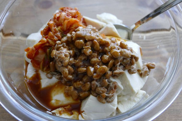豆腐、キムチ、納豆などを和えている様子