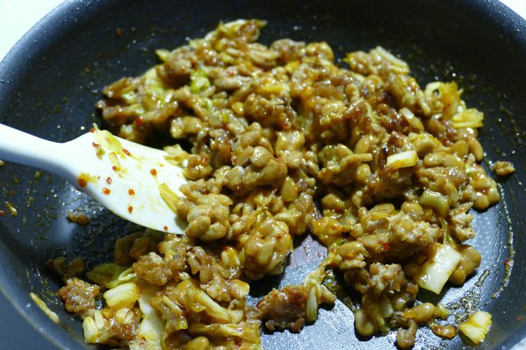 納豆を加えて混ぜる様子