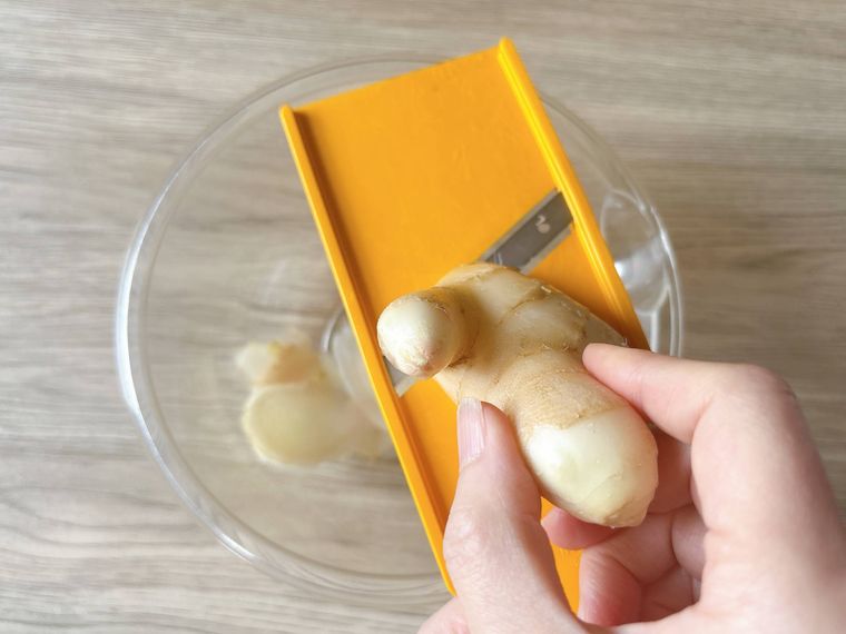新生姜をスライサーで切る様子