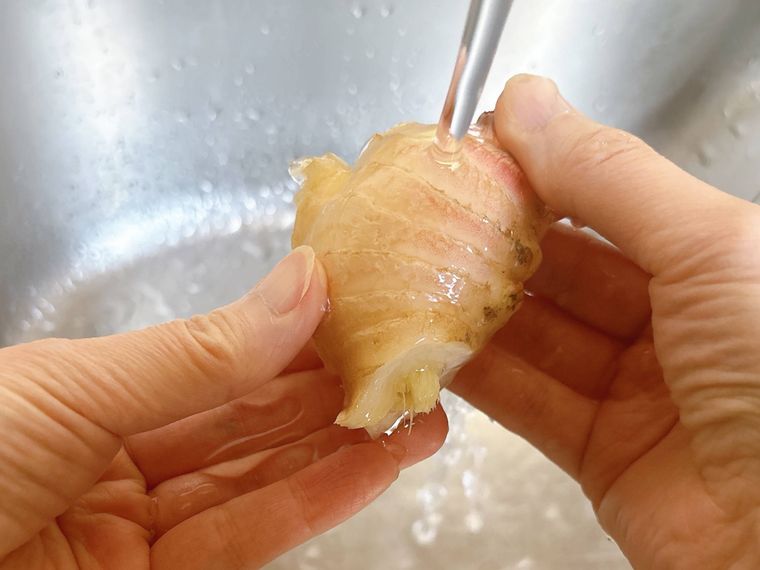 新生姜を洗う様子