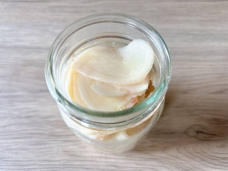 保存瓶に新生姜のスライスを入れたもの
