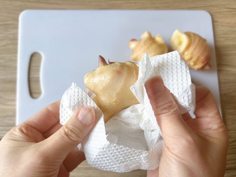 新生姜をキッチンペーパーで拭く様子