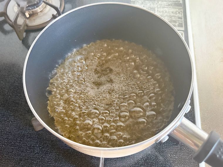 甘酢を鍋で沸騰させる様子