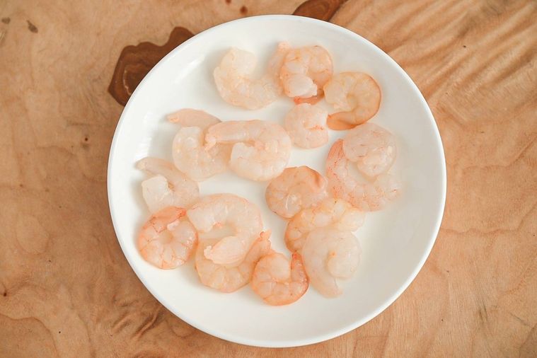 白い皿にのった下処理済みのむきえび