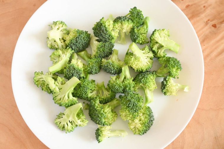 白い皿にのった小房に分けたブロッコリー