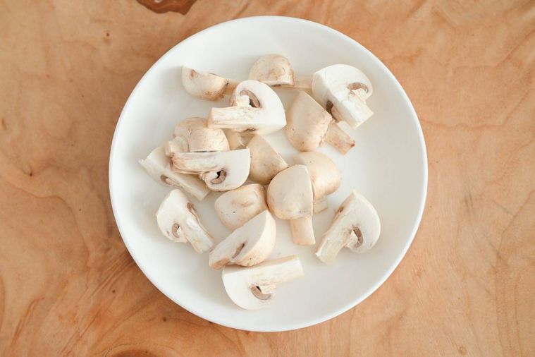 白い皿にのった切ったマッシュルーム