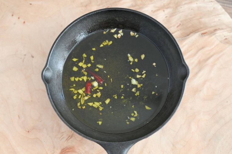 具材を入れる前のアヒージョ