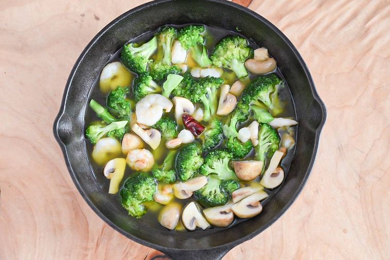 スキレットに入った完成したアヒージョ